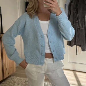 Blå kofta - Vero Moda - Så fin kofta från Vero Moda, perfekt till sommaren🩵