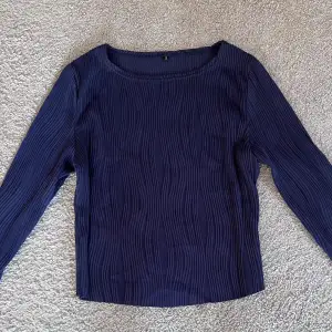 Mörkblå tröja med mönster, använt 2 gånger. 