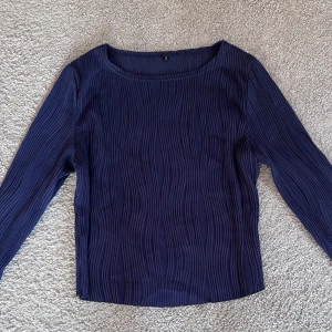 Mönstrad tröja  - Mörkblå tröja med mönster, använt 2 gånger. 