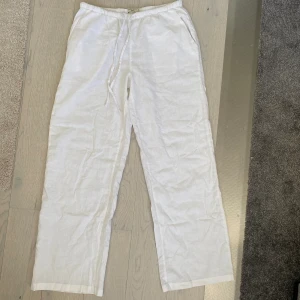 Vita Linnebyxor - Vita Linnebyxor från Gina Tricot i storlek S. Använda 2 gånger. Säljer då jag nyligen köpt ett par andra! 💕💕