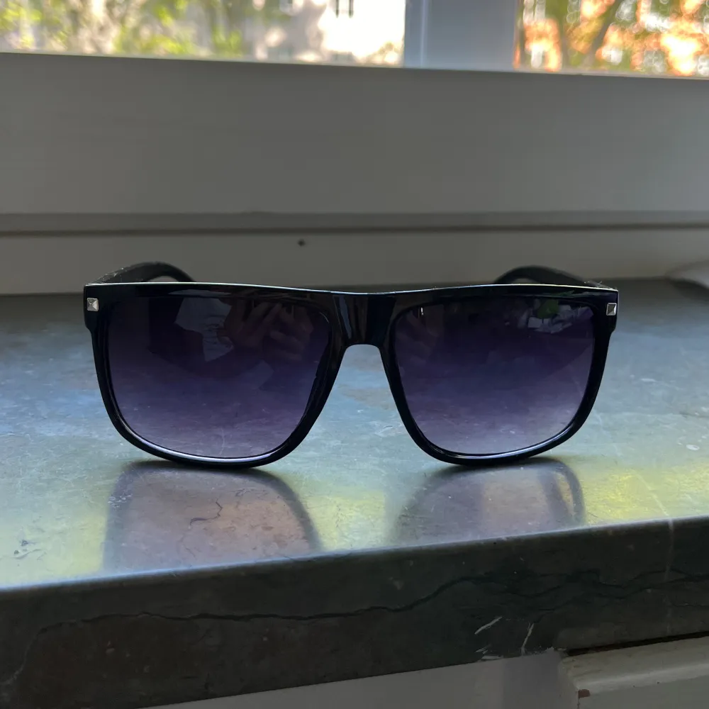Säljer nu ett par eleganta Solglasögon i fantastiskt skick! Glajjorna är helt nya utan defekter. Sitter väldigt bekvämt! [GRISCH/LAIDBACK] Riktigt lika Ray-Ban Boyfriend! Pris kan diskuteras! Hör av dig vid minsta fundering! 🙌. Övrigt.