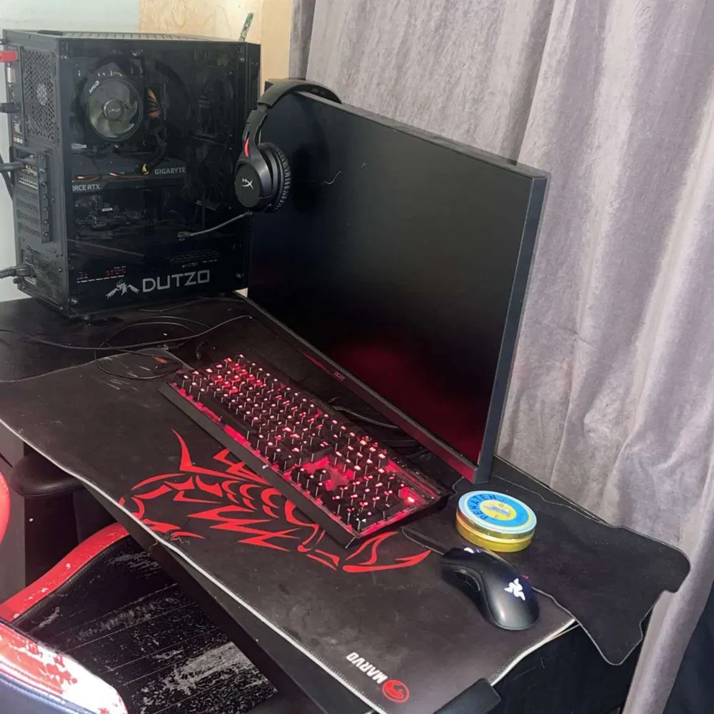 Hej säljer min gaming setup då jag inte har tid för den längre. Den kommer med Bord, Stol, mus, tangentbord, 2 musmattaor, hörlurar, skärm och självklart pc. Allt fungerar felfritt. Pris kan diskuteras vid snabb affär. Hämtas upp här!  Pc: Rtx3060,Ry. Övrigt.