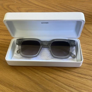 Chimi 04 grey - Ett par chimi 04 grey i bra skit. Har små små repor där och där men verkligen inget som syns. Kontakta vid frågor. 