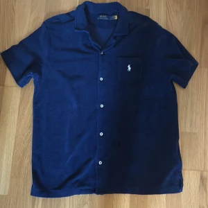 Ralph lauren frotté skjorta - Endast använd en gång. 10/10 skick. Nypris på dessa ligger på 2000kr, säljer för 799kr