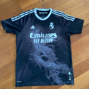 Real Madrid tröja   - Jag säljer min fina Real Madrid tröja som jag köpte på adidas, då den inte längre kommer till användning. Perfekt till sommarn  Pris kan diskuteras vid snabb affär. Skick 9/10