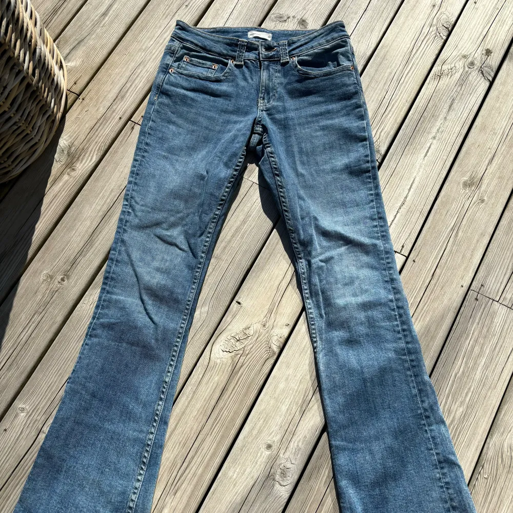 Lågmidjade jeans från Gina Tricot i storlek 36. Jag har sprätt upp sömnen längst ner på byxorna för att göra benen längre (se bild 3) . Jeans & Byxor.