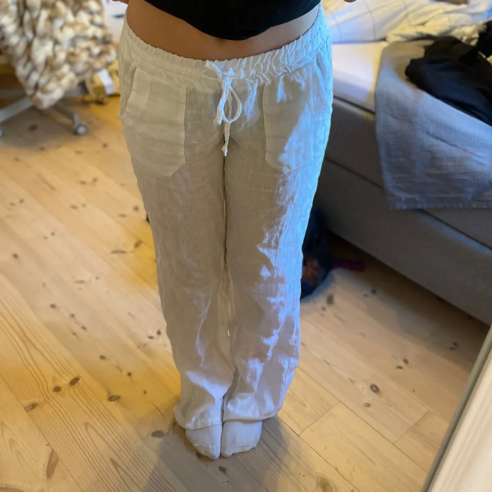 Säljer mina vita linnebyxor från Chelsea, det är ett litet hål i den högra framfickan (se bild 3). De är perfekta o längden för mig som är 177 cm, endast använda fåtal gånger💕. Jeans & Byxor.