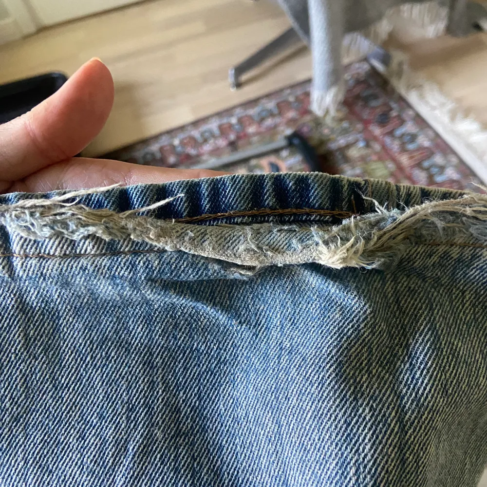 Otroligt fina och i så bra skick förutom att de är lite slitna längst ner vilket jag tycker är snyggt, säljs pågrund av flytt🙏🏼. Jeans & Byxor.