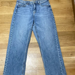 Blåa Jeans - Har använt några gånger men har inte använt den i flera månader, ser som ny ut, väldig fin💕
