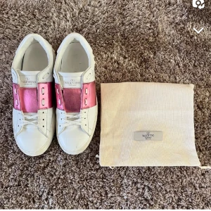 Valentino skor - Säljer dessa ur snygga valentino skor. Som nya, köptes för ungefär 1 månad sen. Säljer då dom inte passade mig helt. ❤️ dustbag får man självklart med!