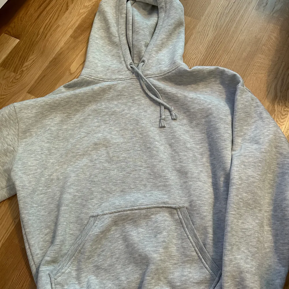 Mysig hoodie, har en liten fläck, du kan se på nästa slide:). Hoodies.