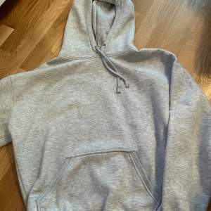 Mysig hoodie, har en liten fläck, du kan se på nästa slide:)