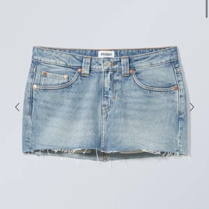 Weekday jeanskjol - Säljer nu denna slutsålda jeanskjolen från weekday! Använd väldigt få gånger så den är i väldigt bra skick💞