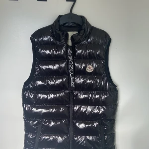 Moncler väst - Säljer nu min Moncler väst storlek S knapt använd och fortfarande i perfekt skick köpte den i sommras men användes aldrig så säljare den nu. pris kan diskuteras