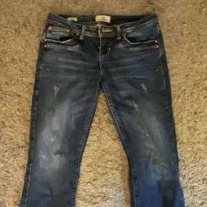 Säljer ännu ett par mörkblåa ltb jeans då dom är för små. Dom är i väldigt bra skick och har använts cirka 5 gånger🌷