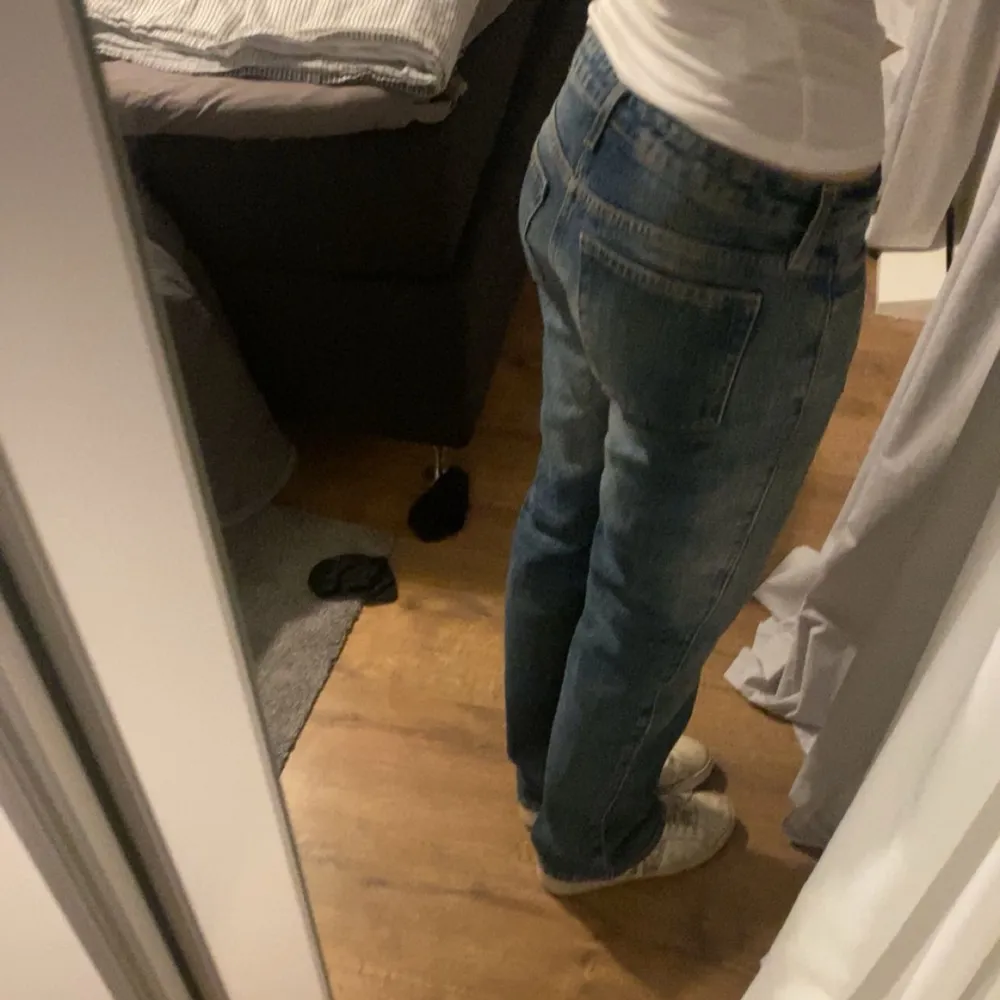 Weekday jeans i modellen low arrow, färgen säljs inte längre, ”vintage blue”💗. Jeans & Byxor.