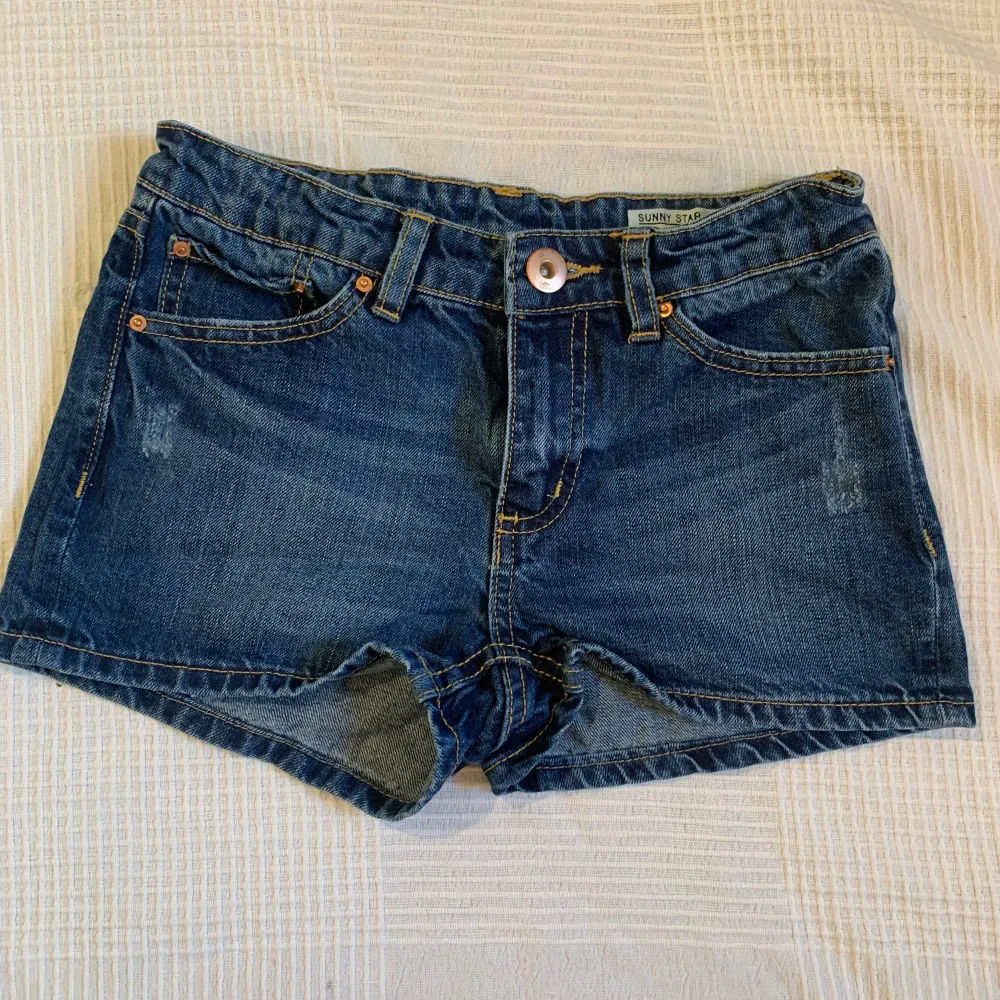 Ett par mörkblå jeansshorts från lager 157! De är aldrig använda!💞. Shorts.
