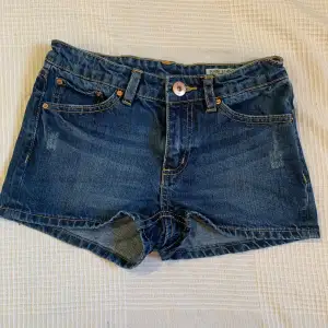 Ett par mörkblå jeansshorts från lager 157! De är aldrig använda!💞