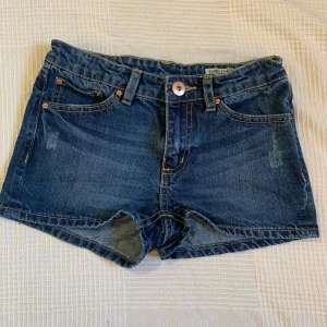 Jeansshorts  - Ett par mörkblå jeansshorts från lager 157! De är aldrig använda!💞