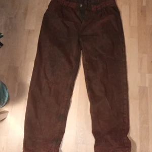 Polar skate co. - Använd typ 3 gånger köpt på junkjard. Säljer för rött passar inte riktigt mig. Min kamera suger men dom är vinröda som du ser på sista bilden. Pris kan diskuteras 