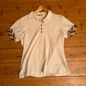 Burberry Piké - Burberry piké i skick 8/10 | Strl: S | Inga fläckar eller hål | Äkta givetvis | 299kr | Kan gå ner i pris vid snabb affär