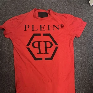 Philippe Plein tshirt  - Säljer denna feta sommar t-shirten som kan nog va den bästa investeringen! T-shirten är i riktigt bra skick förutom att den har två pytte små hål som knappt syns! Vid minsta fundering kontakta oss✔️
