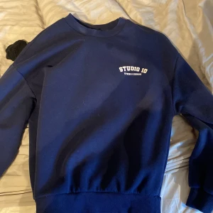 Gina trecot - Mörkblå jidder från Gina den har en liten fläckborttagning sin har dock inte försökt att få bort!🫶