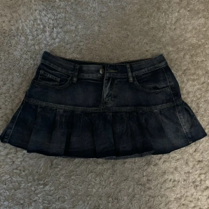 Kjol - Supersnygg minikjol! Säljer pga för stor för mig. Storlek M. Midja rakt över: 39cm, längd: 30cm 💓 