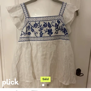 Blus topp💙 - Säljer denna blusen, den är i bra skick förutom en väldigt lite och nästan inte synlig fläck som är brun, går nog bort i tvätten!  
