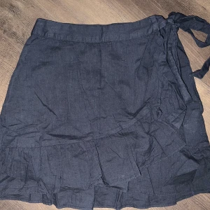 Omlott kjol - Omlott kjol från Nelly. Strl 36 Använd några gånger men i bra skick. 📷 Säg till om du vill ha fler bilder så fixar jag det. 💸 Vid snabb affär kan ja tänka mig att sänka priset. ✉️ Köparen står för frakten. 📍 Kan mötas upp i Tyresö.