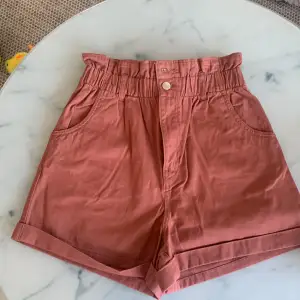 Helt ny shorts från H&M i tegelfärg.