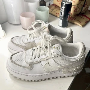 Nike air force 1 Shadow  - Säljer dessa superfina skorna ifrån Nike. Dem passar tyvärr inte och det är därför jag inte använder dem. De är i storlek 40 men passar också 39.  Jag har använt dem två gånger utomhus, så dem är i riktigt bra skick!! Som nya verkligen 🥲🥂Köpta på asos  