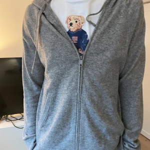 Kashmirblandning hoodie - En sjukt snygg grå hoodie i Kashmirblandning. Köpt på Vince i Florida