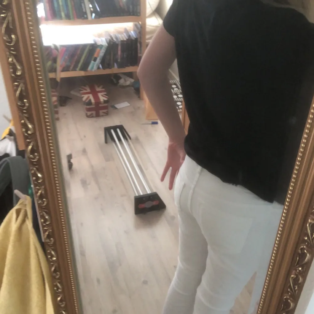 Vita nya Oanvända Ivy jeans, köptes för små storlek 24/28 m liten skada på knappen. . Jeans & Byxor.