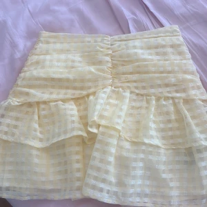 Gul sommar kjol - Jag köpte denna  kjol här veckan. Den är tyvärr många nr för stor. Försöker sälja den vidare