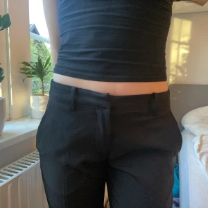 Lågmidjade kostymbyxor - Perfekta bootcut kostymbyxor som är lågmidjade från bikbok. De har aldrig använts. Säljer pga av att de är lite för korta för mig. Nypris 500kr