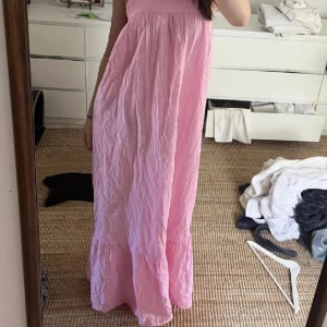 Rosa lång klänning - Så fin rosa lång sommarklänning som går till marken💕💐☀️skriv för fler frågor💖