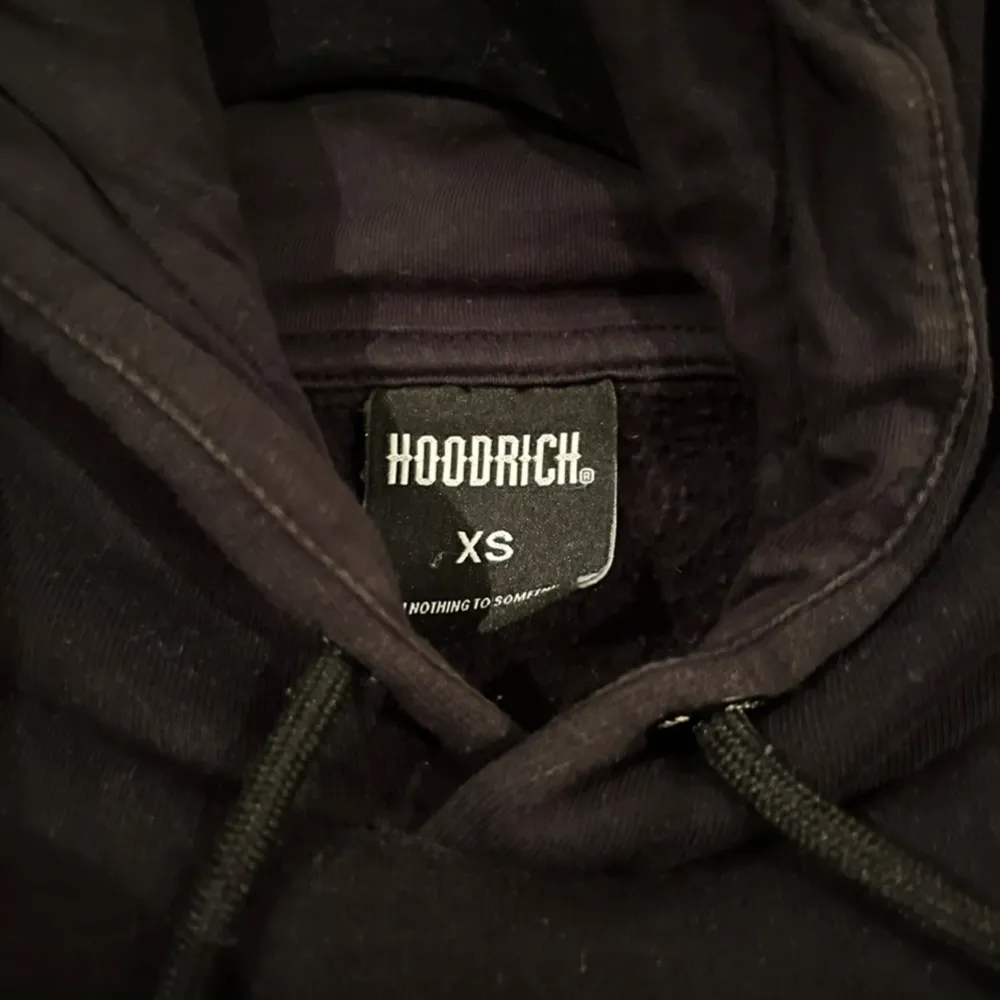 Hoodrich hoodie, storlek Xs, riktigt snyggt tryck i bak, 10/10 skick knappt använd, går ej att köpa längre (limiterad). Hoodies.