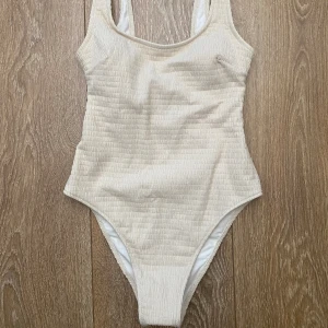 Ny baddräkt stl 34 - Endast provad. Äggvit 