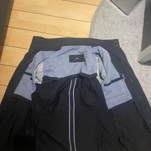 Hugo Boss jacka/rock  - Säljer min hugo boss jacka/rock, väldigt stilig jacka må jag säga, växt ur den så tänkte att de dags och ge vidare. Väldigt mörk blå färg. Passar killar melllan 170-180. Skick: 9/10, nypris: 4500kr. Kan diskuteras pris och gå neråt genom smidigt köp!
