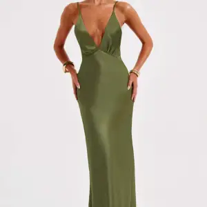 Säljer den här jättefina olivgröna klänningen från babyboo. Beställde två storlekar och valde den andra så nu säljer jag denna i xs. Klänningen är jättefin och perfekt till bal. Skicka privat för egna bilder 