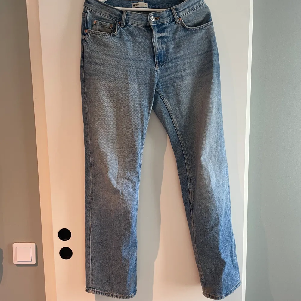 Jättefina lågmidjade jeans från Gina Tricot! Använda en del men inget som märks (förutom ena benet som är lite upptrampat). Säljer då de inte kommer till användning 🌟. Jeans & Byxor.