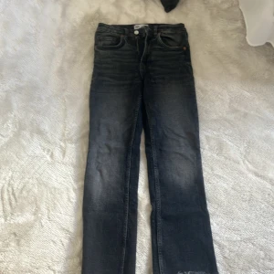 Svarta jeans byxor  - Svarta byxor  Storlek 32 😀