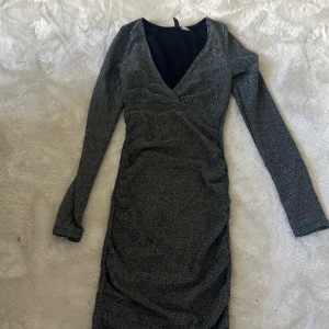  Glittrig klänning från H&M  - Storlek XXS Silver glittrig klänning😀   