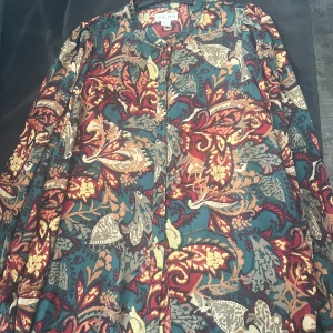 Dam bluse - Dam bluse i 48 från Lindex helt ny aldrig använt mycket snygg 