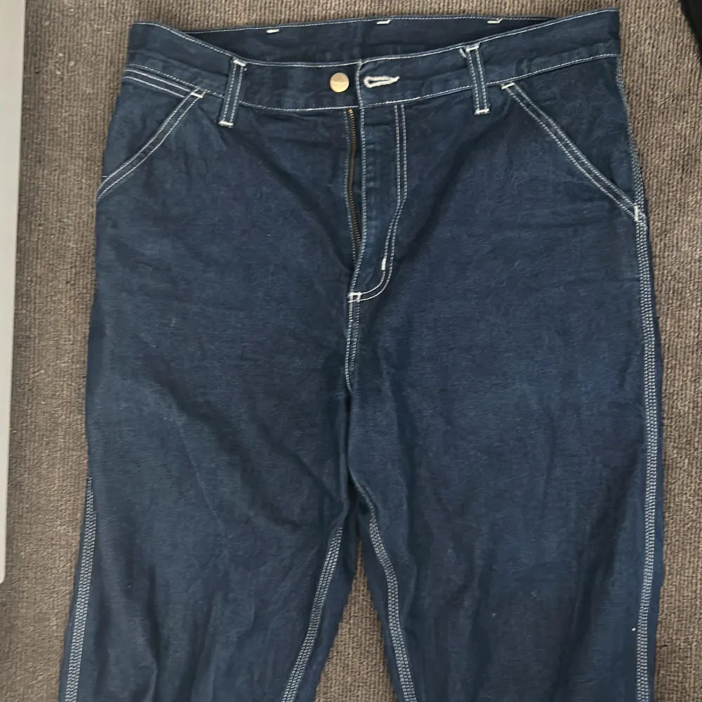 Ett par Mörkblå Carhartt Jeans. Knappast använda men taggen på bakfickan är borta (se bild 4).Storlek:  32x32. Skriv privat om info eller annat.. Jeans & Byxor.