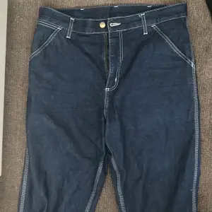 Ett par Mörkblå Carhartt Jeans. Knappast använda men taggen på bakfickan är borta (se bild 4).Storlek:  32x32. Skriv privat om info eller annat.