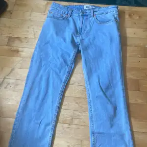 Skitbra skick då de är nya  De var för små för mig Slimmy Jeans i strl W32 L32