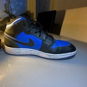 Jordan 1 900kr 37.5 funkar för 38 också  - Ingår tvättning på skorna passar bra med alla typer av  plagg man blir två cm längre av skorna storlek 37.5 funkar för 38