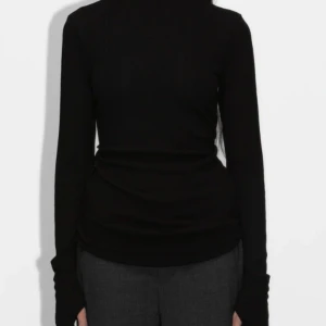 Svart Turtleneck  - HOPE svart turtleneck tajt långärmad tröja som har hål/öppningar för tummarna. Har en ribbad struktur i tyget och rund nederkant.  Väldigt fin och femenin, använd några gånger bara.   Storlek S/M